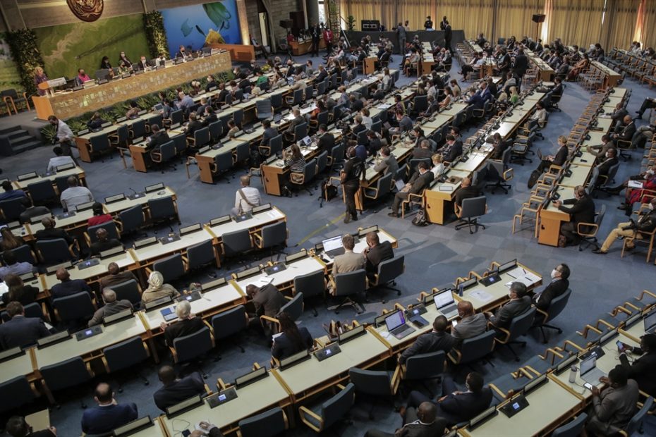 Delegados de las Naciones Unidas firman acuerdo mundial para combatir la polución con plásticos.